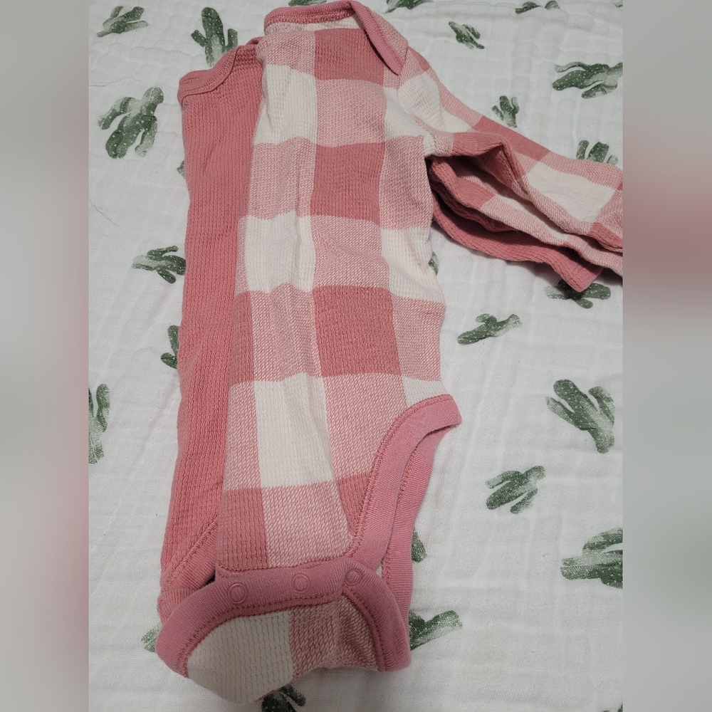 Bundle of 2 old navy onesies 6-12 months